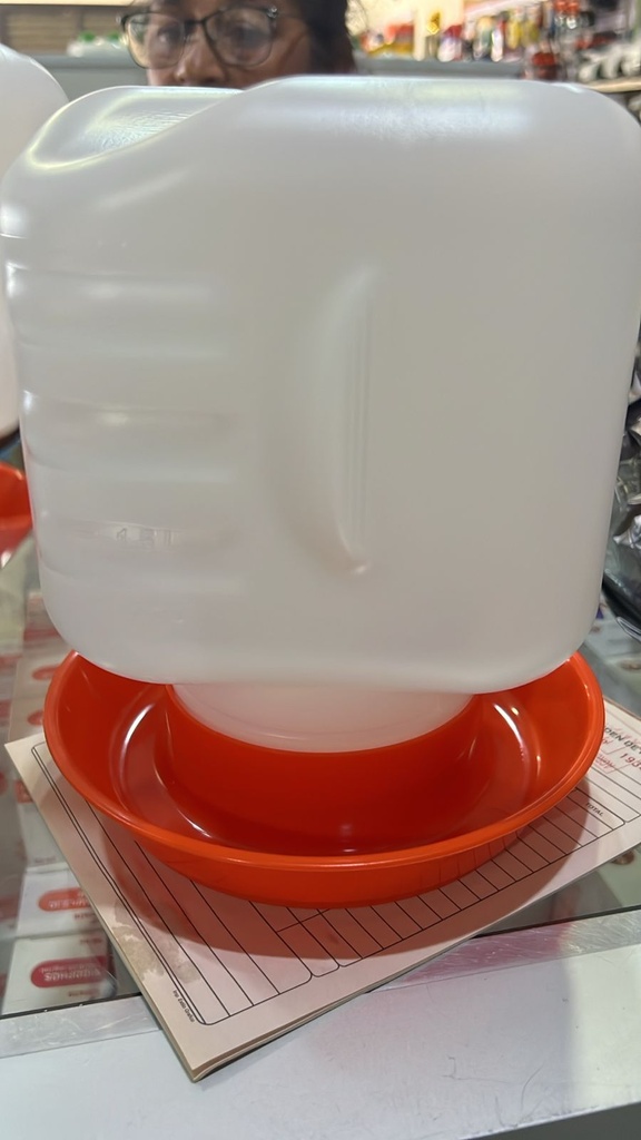 BEBEDERO CUADRADO ANARANJADO 2.75L (Disatyr)